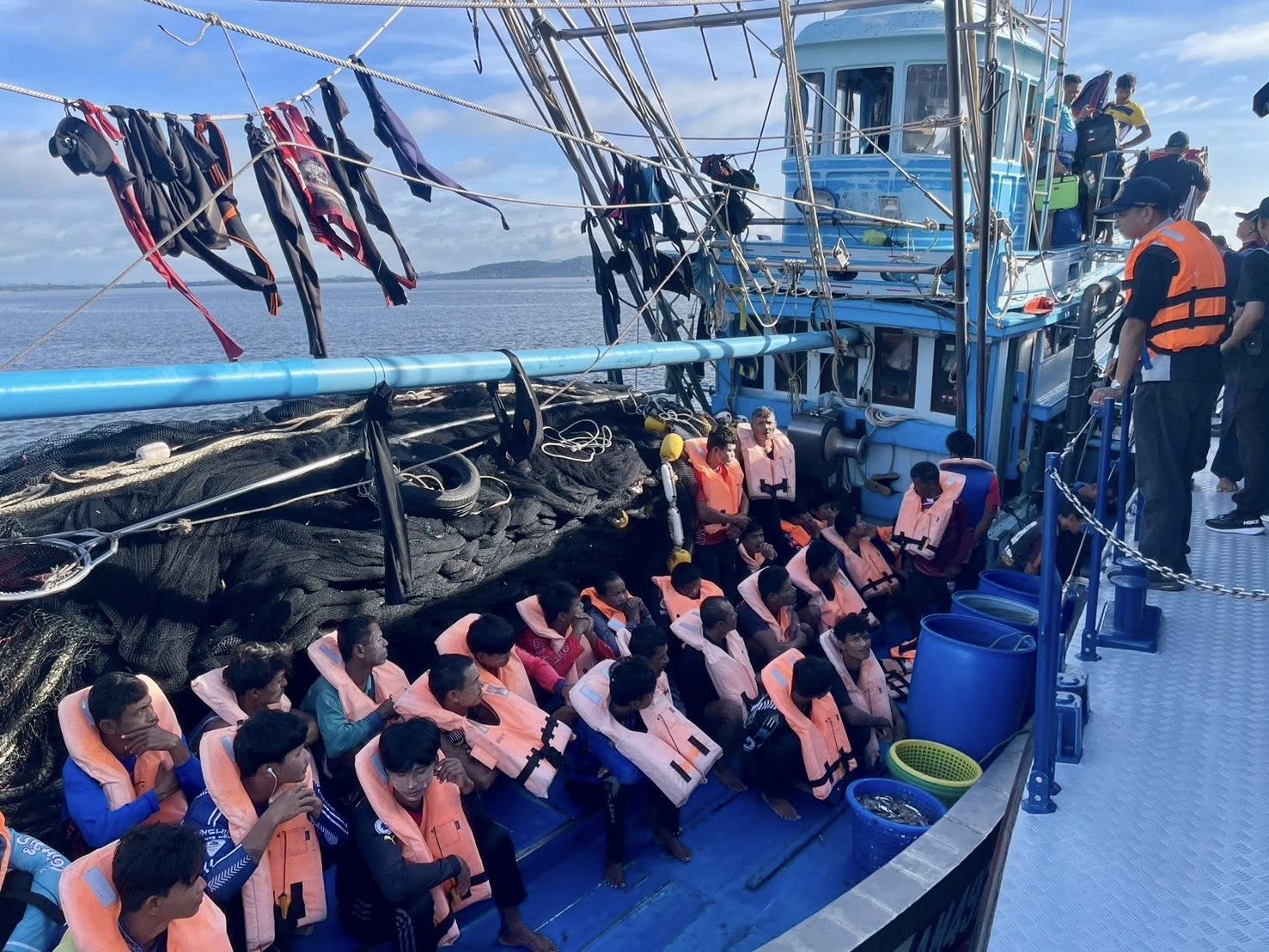 📢 ศรชล.จังหวัดชุมพร ร่วมบูรณาการตรวจเข้มเรือประมงกลางอ่าวไทย มุ่งป้องกันการค้ามนุษย์ด้านแรงงาน ⚓️👮‍♂️
