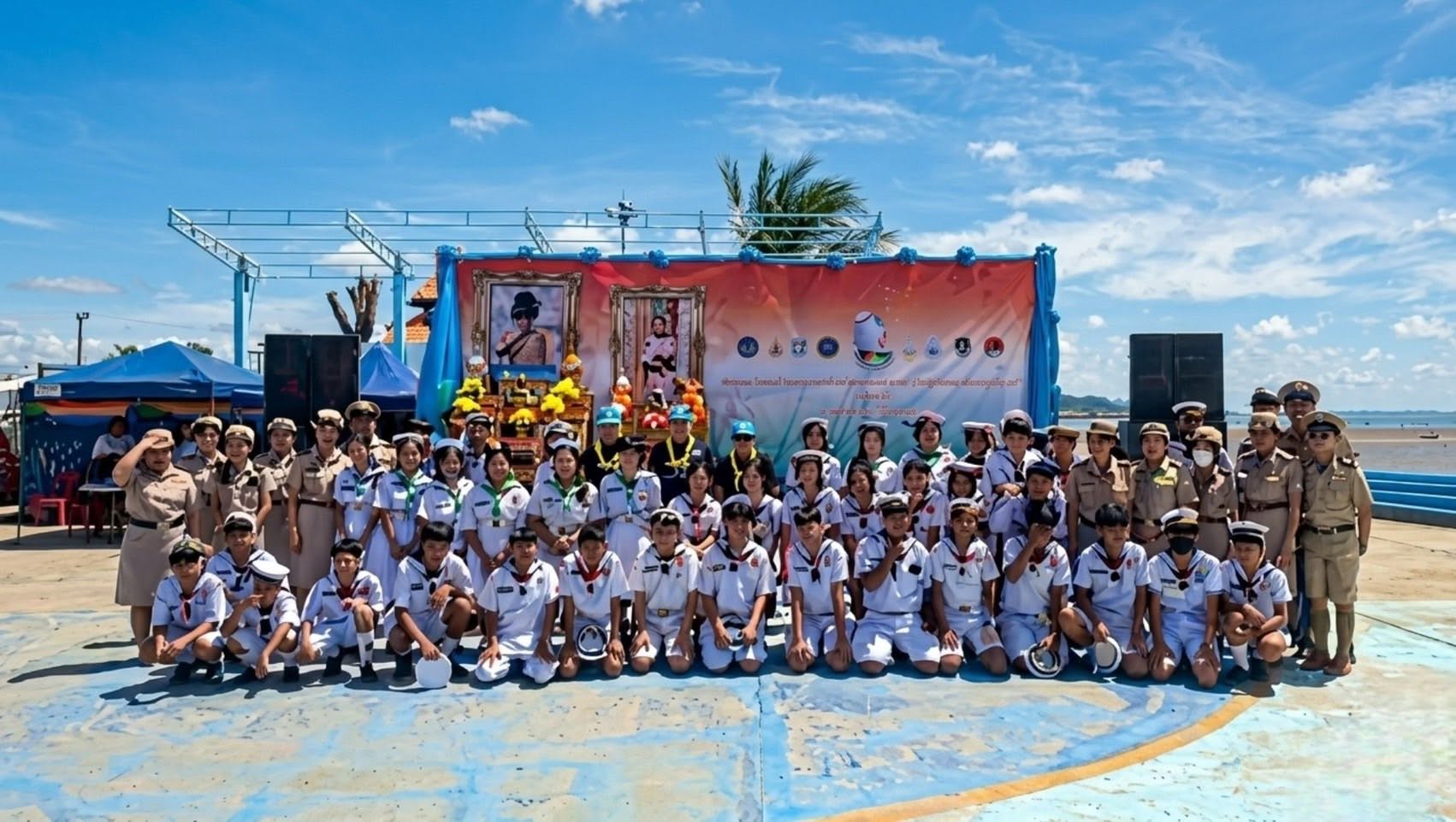 🌊 ศรชล. จังหวัดชุมพร  ร่วมใจปล่อยพลังรักษ์ทะเลไทย จัดกิจกรรมเฉลิมพระเกียรติฯ เก็บขยะชายหาดปากน้ำชุมพร
